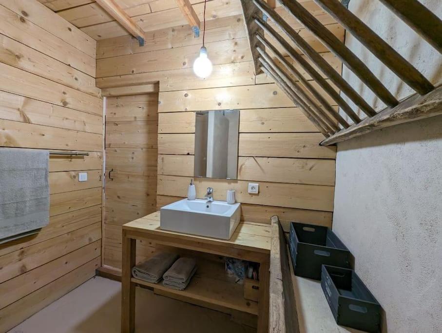 Logement - Studio Independant A Pérouges Exterior photo